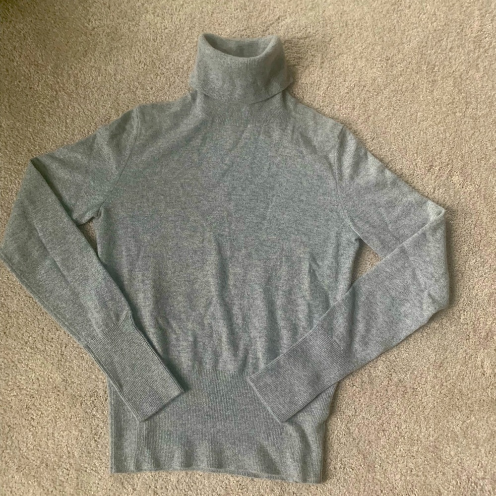 Cashmere Banana Republic grey sweater. Size small. Perfect condition.